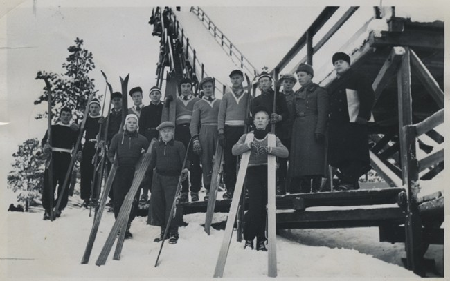 Mäkihyppääjät hyppyrimäen juurella. 1950–1959. Kuva: Lahden kaupunginmuseo. CC BY-ND 4.0.