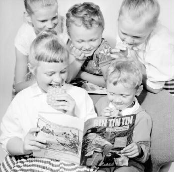 Viisi lasta lukemassa Rin Tin Tin -sarjakuvalehteä. 1950 - 1959. Kuva: Ensio Kauppila. Museokeskus Vapriikki.