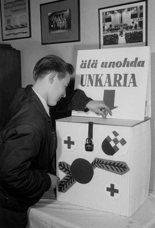 Mies laittaa rahaa keräyslippaaseen Unkarin hyväksi, todennäköisesti vuoden 1956 kansannousun aikoihin. Kuva: Helsingin kaupunginmuseo. CC BY 4.0.