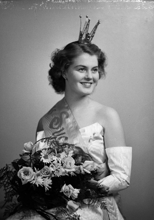 Hilkka Ruuska, Miss Suomi 1950 ja 1951. Kuva: Paavo Poutilainen, Monifoto Oy. Helsingin kaupunginmuseo. CC BY 4.0.