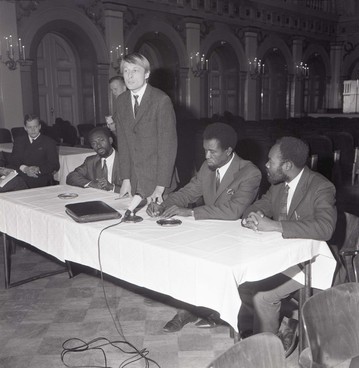 Kolme Biafran hallituksen edustajaa Vanhalla Ylioppilastalolla. 10.3.1969, Helsinki. Kuva: Kansan Arkisto.