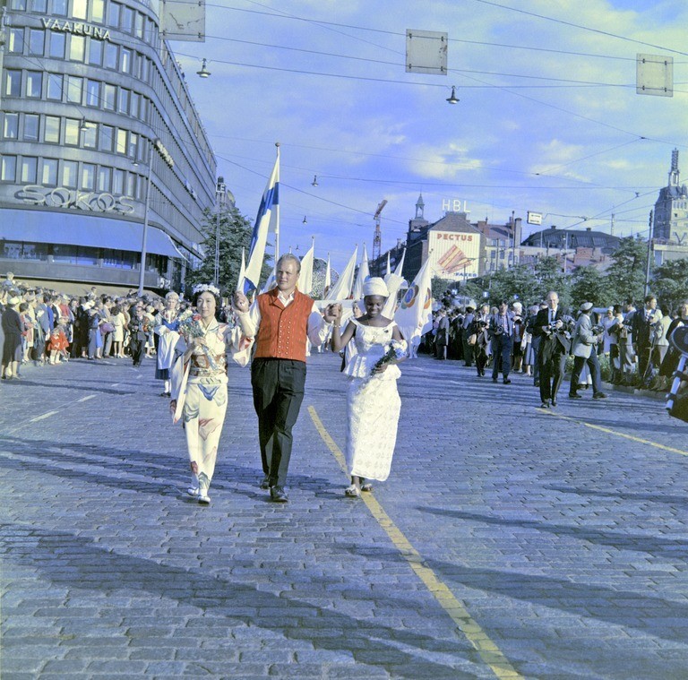 Maailman nuorison ja ylioppilaiden VIII rauhan ja ystävyyden festivaali Helsingissä 1962. Kulkue Postitalon edustalla. Kuva: Kienanen. Helsingin kaupunginmuseo. CC BY 4.0.