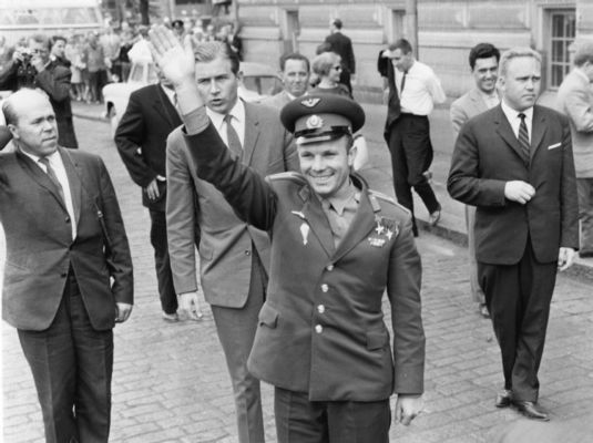 Juri Gagarin tervehtii yleisöä Tampereella 1961. Kuva: Kauko Sihlman. Museokeskus Vapriikki.