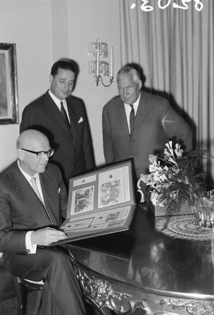 Presidentti Urho Kekkonen ja Neste Oy:n toimitusjohtaja Uolevi Raade selailemassa lehtileikkeitä 1961 Kuva F. E. Fremling Museovirasto