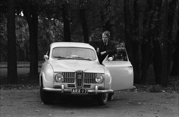 Hiekkarannantie. Mies Saab-merkkisen henkilöauton ovella Hietarannan laidalla. 1970. Kuva: Simo Rista. Helsingin kaupunginmuseo. CC BY 4.0.