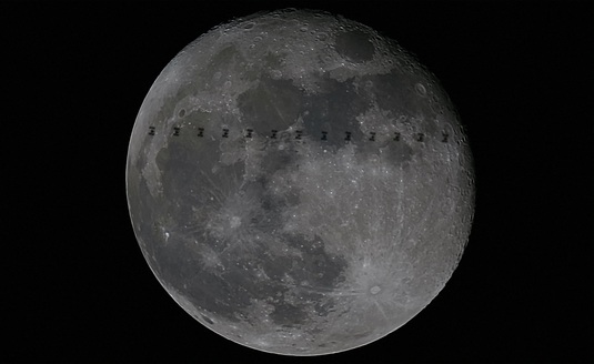 Kansainvälinen avaruusasema kulkemassa Kuun edestä. Kuva: ESA. CC BY-SA 3.0.