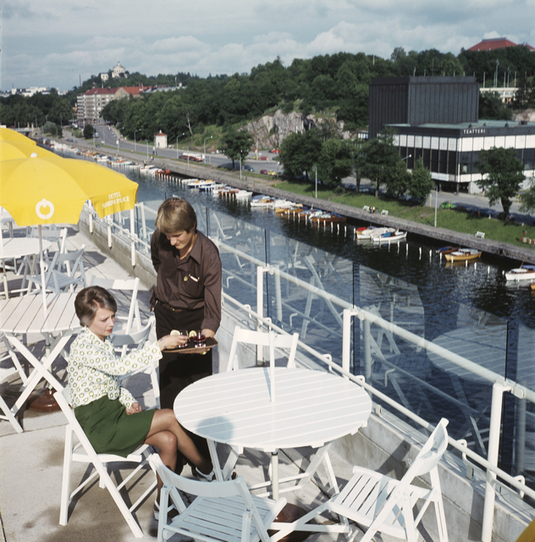 Nainen drinkillä Hotel Marina Palacen terassilla. Kuva: Volker von Bonin. Museovirasto. CC BY 4.0.