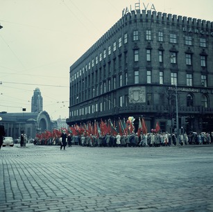 SKP:n vappumarssikulkue Kaivokadulla vuonna 1960. Kuva: Iiro Nurminen. Helsingin kaupunginmuseo. CC BY 4.0.