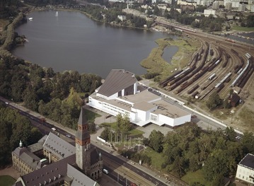 Finlandia-talo vuonna 1973. Kuva: SKY-FOTO Möller. Helsingin kaupunginmuseo. CC BY 4.0.