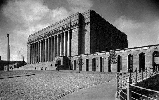 Eduskuntatalo 1934. Kuva: Aarne Pietinen Oy. Helsingin kaupunginmuseo. CC BY 4.0.