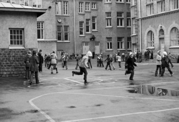 Cygnaeuksen koulun oppilaita välitunnilla 1975. Kuva: Eino Sihvonen. Helsingin kaupunginmuseo. CC BY 4.0.