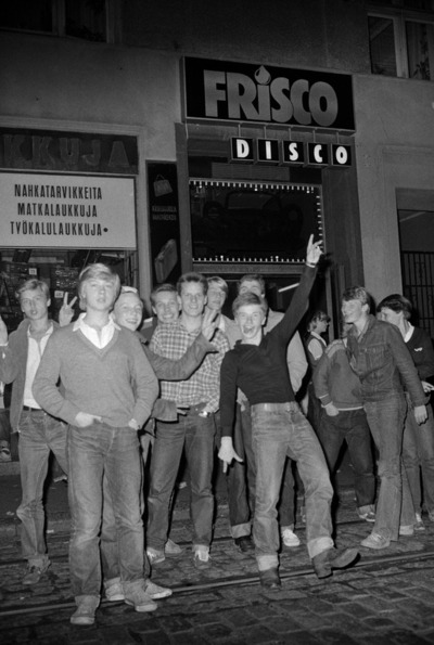 Nuorisoa Frisco Discon edustalla Isolla Roobertinkadulla. 1978. Kuva: Harri Ahola. Helsingin kaupunginmuseo.