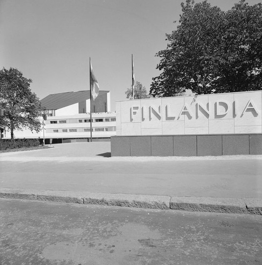 Finlandia-talo Mannerheimintieltä päin 1975. Kuva: Teuvo Kanerva. Museovirasto. CC BY 4.0.