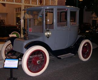 Detroit Electric -sähköauto vuodelta 1915. Kuva: Wikipedia. CC BY-SA 3.0.