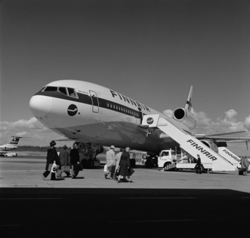 Finnairin DC-10 Helsinki-Vantaan lentokentällä vuonna 1977. Kuva: Volker von Bonin. Helsingin kaupunginmuseo. CC BY 4.0.