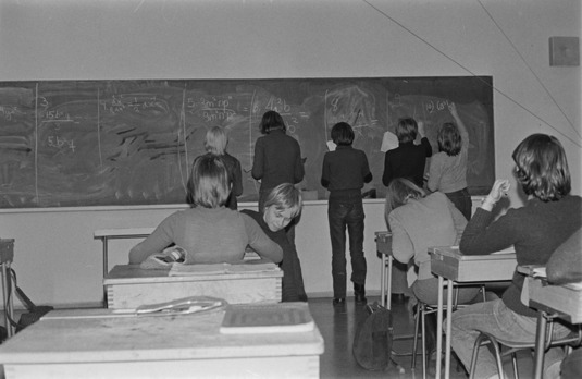 Oppilaita matematiikantunnilla 1970-luvulla. Kuva: Lauri Pietarinen. Helsingin kaupunginmuseo. CC BY 4.0.