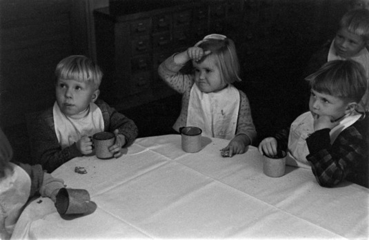 Päiväkotilapset aamupalalla, 1950. Kuva: Helsingin kaupunginmuseo. CC BY 4.0.