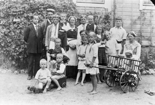 Lasseniuksen sukua huvila Åsan pihalla, 1916. Kuva: Helsingin kaupunginmuseo. CC BY 4.0.