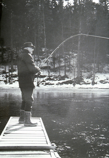 Presidentti Urho Kekkonen kalastaa laiturilla. 1970-luku. Kuva: Suomen Metsästysmuseo.