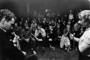 Lepakkoluolan valtaus. Edessä vas. Hannu Raatikainen, oikealla Rauli Badding Somerjoki. Helsinki 21.8.1979. Kuva: Kansan Arkisto.