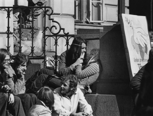 Nuoria Vanhan ylioppilastalon portailla, vappuna 1972. Kuva: Kari Hakli. Helsingin kaupunginmuseo. CC BY 4.0.