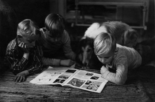 Lapset lukemassa Elanto-lehteä, 1956. Kuva: Eino Honkanen. Helsingin kaupunginmuseo. CC BY 4.0.