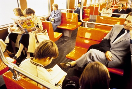 Matkustajia metrovaunussa 1980-luvulla. Kuva: Helsingin kaupunginmuseo. CC BY 4.0.