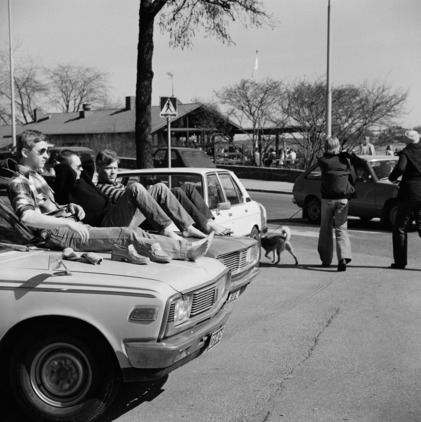 Nuoria miehiä istumassa auton konepellillä Kaivopuiston rannassa vuonna 1980. Kuva: Volker von Bonin. Helsingin kaupunginmuseo.