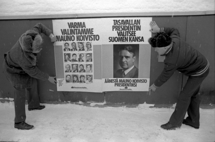 Mauno Koiviston vaalijulisteita kiinnitetään 1982. Kuva: Eino Kyyhkynen. Työväen arkisto.