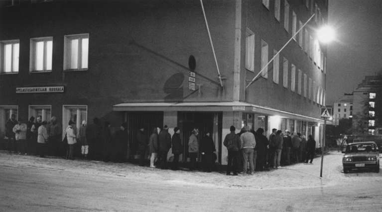 Yli 400 ihmisen leipäjono Pelastusarmeijan edessä Helsingin Castreninkadulla 13.12.1993. Kuva: Arja Jokiaho. Työväen Arkisto. CC BY-NC-ND 4.0.