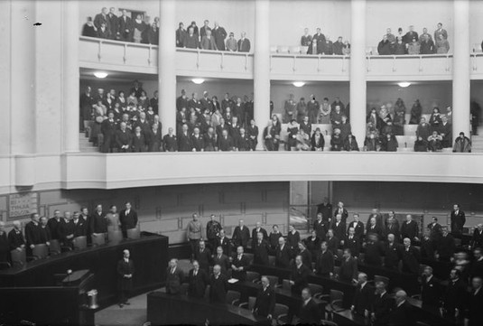 Uusi eduskuntatalo, istuntosali ja lehterit. 1931. Kuva: Pietinen. Museovirasto.