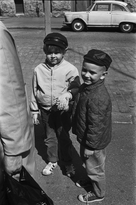 Pojat käsi kädessä, 1970-luku. Kuva: Eeva Rista. Helsingin kaupunginmuseo. CC BY 4.0.