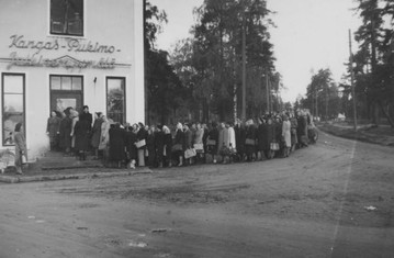 Pula-aika. Jono Kangas-Pukimon edessä. Hyvinkää, 1948. Kuvaaja tuntematon. Hyvinkään kaupunginmuseo. CC BY-NC-ND 4.0.