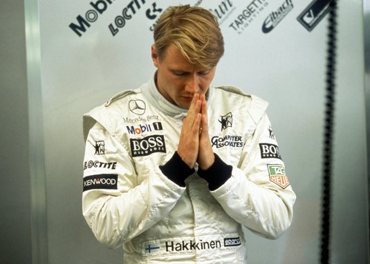 Mika Häkkinen keskittyy ennen Argentiinan Grand Prix -kilpailua 13.4.1997. Kuva: Hoch Zwei / Lehtikuva.