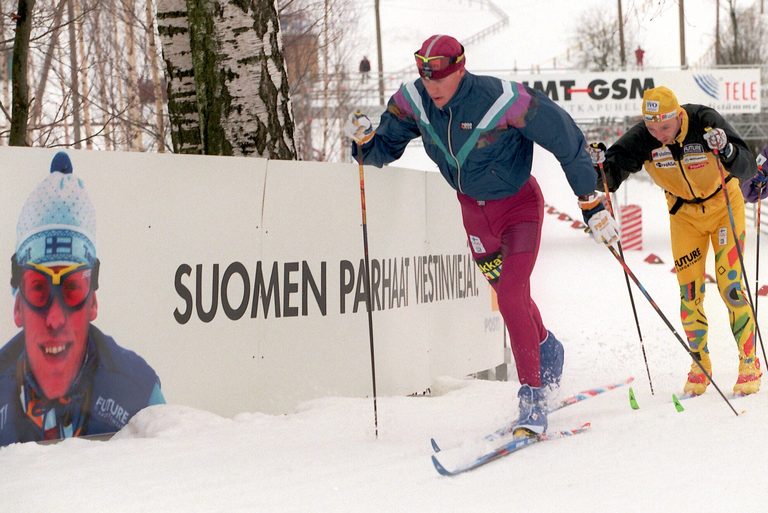 Karpaasit Jari Isometsä (vas.) ja Mika Myllylä ottivat torstaina 30.1.1997 tuntumaa Vantaan Hakunilan hiihtolatuihin ennen viikonlopun SM-hiihtokisoja. Kuva: Matti Björkman. Lehtikuva.