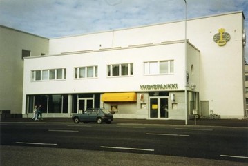 Yhdyspankin talo Hämeenkadulla. Seinässä pikapankki. Hyvinkää, 1993. Kuva: Kauko Sormunen. Hyvinkään kaupunginmuseo. CC BY-NC-ND 4.0.