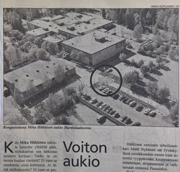 Mika Häkkisen aukio. Helsingin Sanomat 6.6.1999. Kotuksen arkisto.