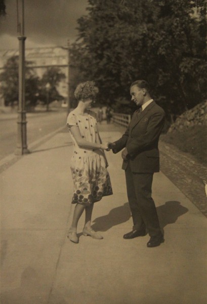 Nainen ja mies käsi kädessä 1920-luvulla. Kuva: Tauno Tainio. Albumit auki. CC BY-NC-SA 4.0.