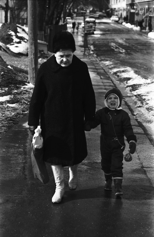 Vanha nainen ja itkevä lapsi Lapinlahden kadulla Helsingissä (1970). Kuva: Simo Rista. Helsingin kaupunginmuseo.