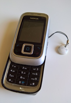 Nokian kännykkä ja kännykkäkoru 2000-luvulta. Kuva: Suvi Syrjänen, Kotus.