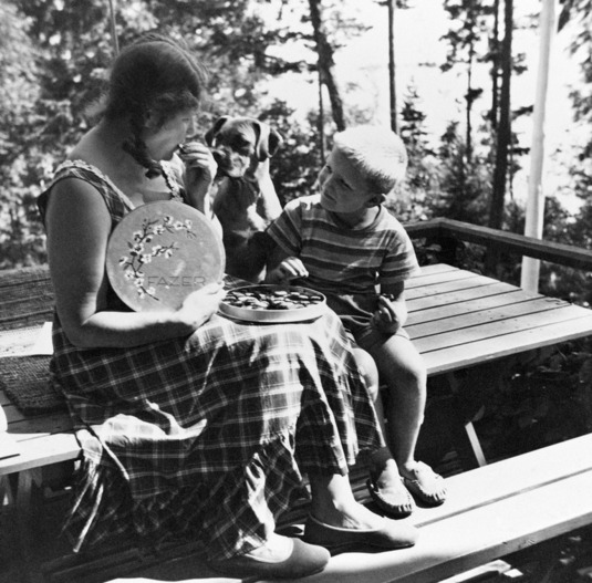Äiti ja poika syömässä suklaakonvehteja. 1950-luku. Kuva: Helsingin kaupunginmuseo. CC BY 4.0.