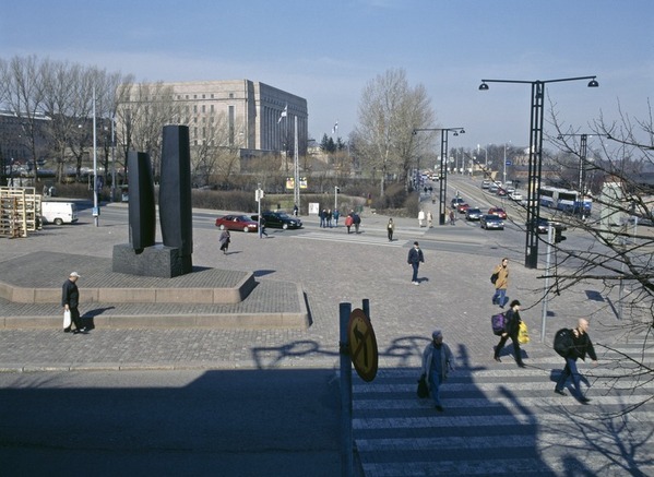 Paasikivenaukio ja eduskuntatalo. 1999. Kuva: Sonja Siltala. Helsingin kaupunginmuseo. CC BY 4.0.