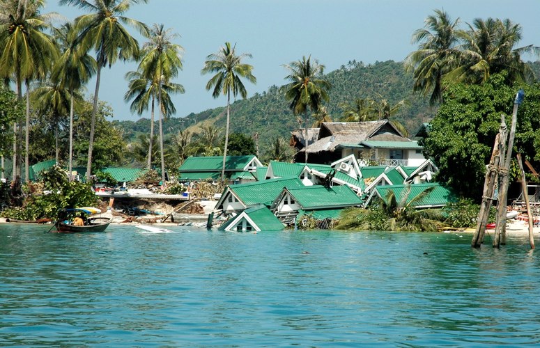 Tsunamin tuhoja Thaimaassa, 2004. Kuva: Ilir Sulejmani. Lehtikuva.