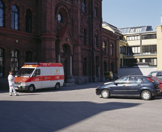Ambulanssi pääpaloaseman pihalla, 2002. Kuva Esko Toivari. Helsingin kaupunginmuseo. CC BY 4.0.