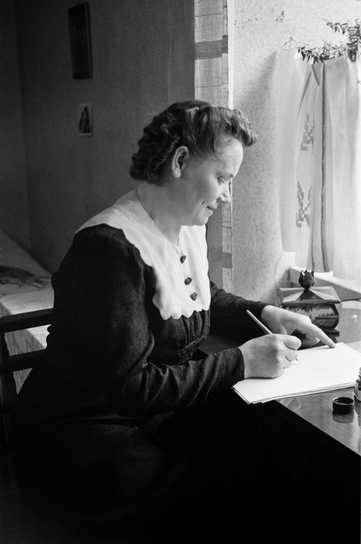 Nainen kirjoittaa, 1940-luku. Kuva: Väinö Kannisto. Helsingin kaupunginmuseo. CC BY 4.0.
