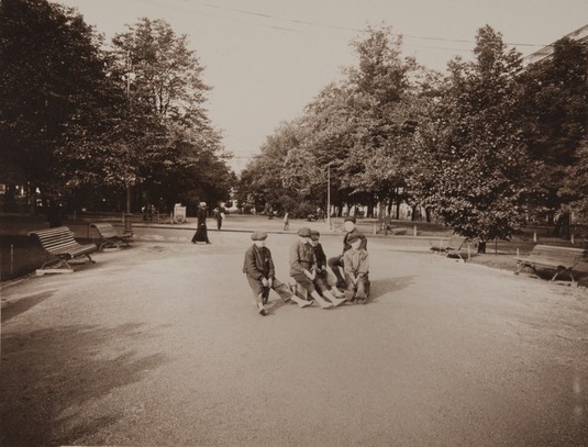Kengänkiillottajapoikia tauolla Esplanadilla, 1910-luku. Kuva A. E. Rosenbröijer. Helsingin kaupunginmuseo. CC BY 4.0.
