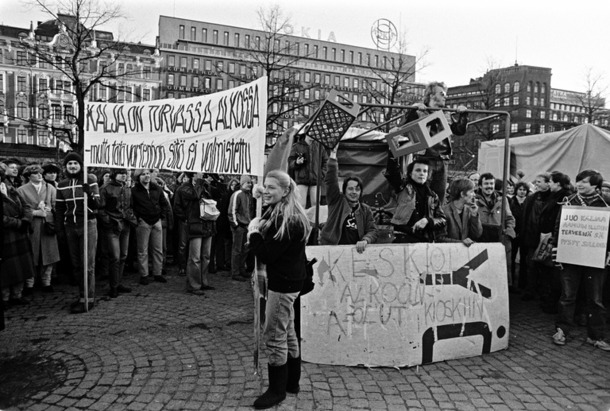 Keskiolut R-kioskeihin -kansanliikkeen kokoontuminen Rautatientorilla Helsingissä. Joulukuu 1980. Kuva: Harri Ahola. Helsingin kaupunginmuseo. CC BY 4.0.