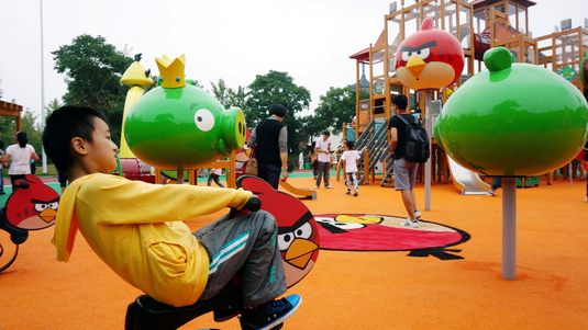 Lapset pitävät hauskaa Hainingin kaupungissa Kiinassa sijaitsevassa Angry Birds -puistossa vuonna 2013. Kuva: Wang Chaoying. Lehtikuva.