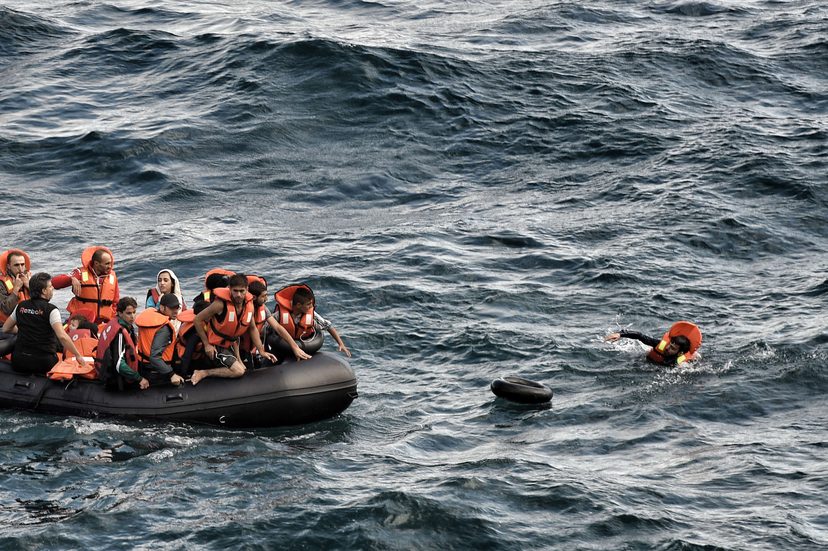Pakolaisia pyrkimässä Kreikkaan Lesboksen saarelle syyskuussa 2015. Kuva: Aris Messinis. Lehtikuva.