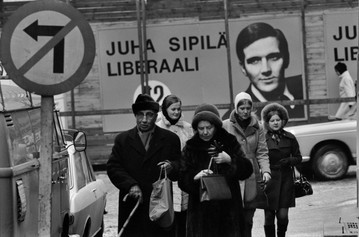 Liberaali Juha Sipilän eduskuntavaalimainos Kluuvikadulla Helsingissä. Helmikuu 1970. Kuva: Simo Rista. Helsingin kaupunginmuseo.